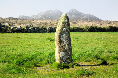 Men Scryfa, an inscribed stone usually ascribed to the late iron age, but it looks and behaves like a classic bronze age menhir and it sits quite centrally and strategically in the complex of sites around Carn Galva and the Nine Maidens. Carn Galva is behind